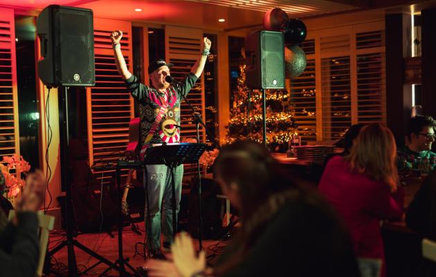 singer-songwriter quiz uitje met muziek vrijgezellenfeest