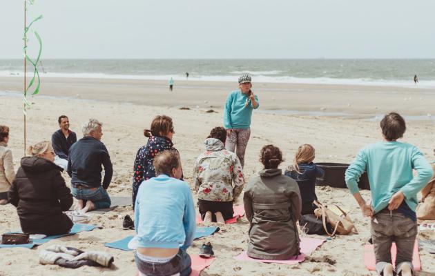 yoga workshop uitje katwijk strand